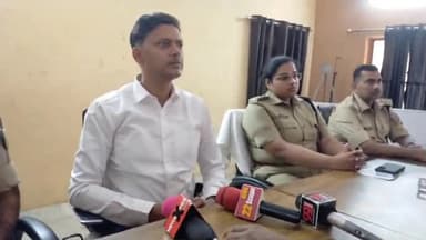 धनबाद/केंदुआडीह: पुलिस लाइन में वरीय पुलिस अधीक्षक ने कहा- होली में भ्रामक भ्रांतियां फैलाने वालों पर होगी कार्रवाई