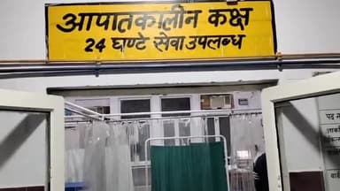 मुरादाबाद: दिल्ली रोड पर शराब के नशे में सड़क किनारे घायल पड़े हुए अज्ञात व्यक्ति को जिला अस्पताल में कराया गया भर्ती