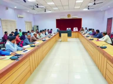 एटा: DM की अध्यक्षता में कलेक्ट्रेट सभागार में एंटी भू माफिया व राजस्व कार्यों की समीक्षा बैठक हुई संपन्न