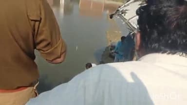 लखीमपुर: देवकली रोड स्थित तालाब में उतराता मिला आबकारी कर्मचारी का शव, मौके पर भारी पुलिस फोर्स तैनात