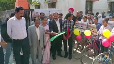 लखीमपुर: मुख्य चिकित्सा अधिकारी कार्यालय से विश्व महिला दिवस के अवसर पर निकाली गई साइकिल रैली, सीएमओ ने दिखाई हरी झंडी