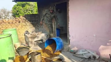 मांडू: अवैध शराब पर रोक लगाने को लेकर वेस्ट बोकारो ओपी क्षेत्र अंतर्गत चैनपुर बड़गांव में उत्पाद विभाग ने की छापामारी