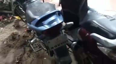 धनबाद/केंदुआडीह: सदर थाने के एक पीसीआर वाहन ने विवेकानंद चौक पर अपने आप लुढ़ककर एक स्कूटी को किया क्षतिग्रस्त, बाल-बाल बचा एक बच्चा