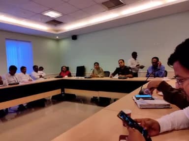 राजगीर: होली पर्व में शांति व्यवस्था बनाए रखने को लेकर रविवार को कन्वेंशन हॉल में एसडीओ और डीएसपी द्वारा बैठक का किया गया आयोजन