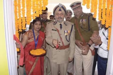 राजगीर: बिहार पुलिस अकादमी में डीजीपी राजविंदर सिंह भट्टी ने जीविका दीदी के सिलाई घर और बिक्री केंद्र का किया उद्घाटन