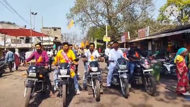 पतरातू: भुरकुंडा में श्री श्री शतचंडी महायज्ञ को लेकर नगर भ्रमण का कार्यक्रम किया गया और ध्वजारोहण का खेपा आश्रम में