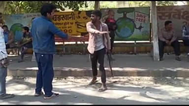 मुरादाबाद: सिविल लाइन स्थित जिला अस्पताल के पास बने पार्क में तीन युवकों में जमकर हुई मारपीट, वीडियो सोशल मीडिया पर हुआ वायरल