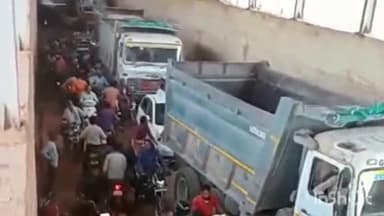 दुर्ग: भिलाई 3 के अंडरब्रिज में आज कंटेनर खराब होने से लग लंबा जाम, यातायात पुलिस ने जाम को कराया खाली