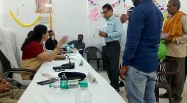 मिर्जापुर डीएम दिव्या मित्तल सरकारी फाइल गायब होने पर हुई नाराज़, अधिकारी को जमकर लगाई फटकार