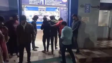 दमोह: रेलवे स्टेशन स्थित शराब की दुकान के सामने दो युवकों पर हुआ चाकू से हमला, घायलों को दिया गया प्राथमिक उपचार