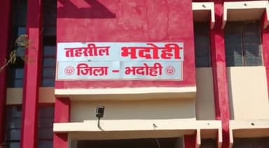 भदोही: भदोही तहसील में जिलाधिकारी का लेखपालों को सख्त निर्देश लापरवाही बर्दाश्त नहीं सस्पेंड नहीं करूगा सीधे  भेजूंगा घर