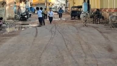 पन्ना: नगर पालिका के सामने सड़क की खुदाई में पानी की पाइपलाइन हुई क्षतिग्रस्त, सड़कों पर बह रहा पानी