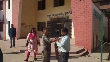 कांके: काके अंचल कार्यालय में महिला ने की आत्महत्या की कोशिश, कांच से काटा हाथ