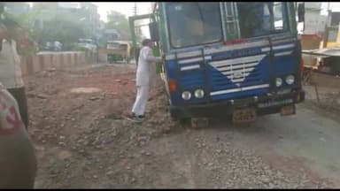 एटा: जीटी रोड पर चल रहे सीवर काम में जल निगम की लापरवाही के चलते खुले रोड पर फ़ंसा कंटेनर, कोतवाली नगर का मामला