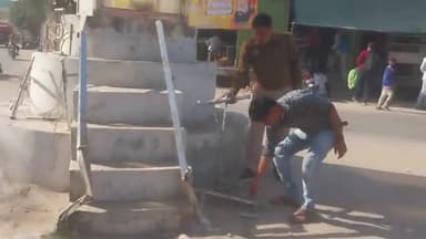 जलेसर: बाईपास मार्ग स्थित स्वामी विवेकानंद की मूर्ति पर लगे रेलिंग को युवक ने तोड़ा, पुलिस ने पकड़ा