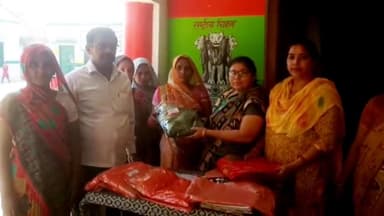 शाहजहांपुर: होली के अवसर पर कम्पोजिट प्राइमरी स्कूल कांट में रसोइयों को साड़ी देकर किया गया सम्मानित