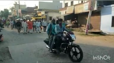 इकौना: दोनों किशोरों का पोस्टमार्टम के बाद शव पहुंचा इकौना कस्बा, सड़क हादसे में हुई थी मौत