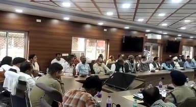 होली और शब-ए-बरात पर्व के मद्देनजर डीएम ने कलेक्ट्रेट सभागार में की बैठक