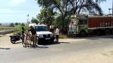 कामां: कामां पुलिस ने थाने के सामने बैरिकेडिंग लगाकर एक दर्जन चालान कर वसूला जुर्माना