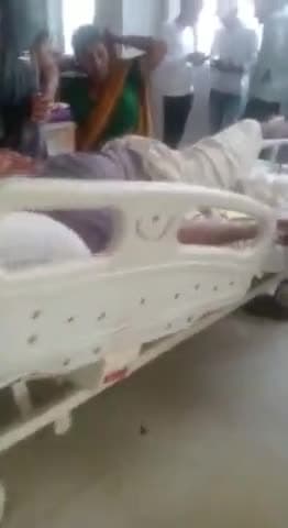 कोरांव: संसारपुर में दो बाइकों की आमने-सामने हुई भिड़ंत में जिला पंचायत सदस्य प्रतिनिधि का टूटा पैर, एस आर एन अस्पताल में भर्ती