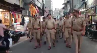मुरादाबाद: एसएसपी हेमराज मीणा ने आगामी होली व शबे बरात के मद्देनजर संवेदनशील एरिया मे किया भारी पुलिस बल के साथ क्या पैदल गश्त