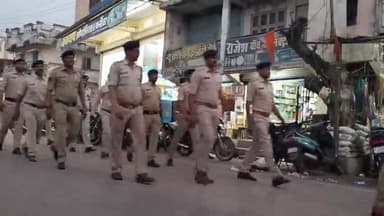 कुरूद: नगर में होली के मद्देनजर कुरूद पुलिस ने किया फ्लैग मार्च, शांति बनाए रखने की अपील