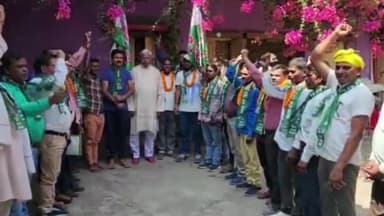 मांडू: राज्य सभा सांसद खीरू महतो के केदला स्थित आवास में जदयू कार्यकर्ताओं ने मनाया होली मिलन समारोह