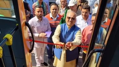 शाहजहांपुर: ददरौल विधायक मानवेंद्र सिंह ने शाहजहांपुर बस स्टैंड पर राजधानी एक्सप्रेस बस सेवा का फीता काटकर किया शुभारंभ