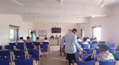 बस्तर: जनपद कार्यालय बस्तर में होली पर्व को लेकर तहसीलदार ने जनप्रतिनिधियों व अधिकारियों के साथ की शांति समिति की बैठक