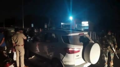 कांके: कांके स्थित इंटरनेशनल पब्लिक स्कूल के सामने दो कार में हुई टक्कर, दोनों कार हुई क्षतिग्रस्त