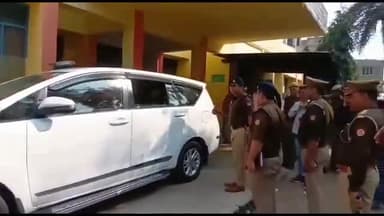 मुरादाबाद: कटघर क्षेत्र में मुठभेड़ के बाद 25 हज़ार के इनामी घायल गौ तस्कर से SSP ने जिला अस्पताल में पहुंचकर ली जानकारी