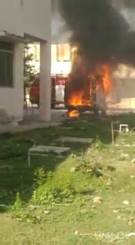 उन्नाव: ज़िला अस्पताल में बने बर्न यूनिट के निकट खड़ी एंबुलेंस में लगी आग