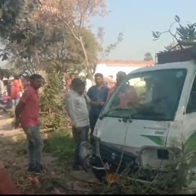 मड़ियाहू: मछलीशहर से आ रहे तेज रफ्तार मैजिक वाहन ने मकान का ओसारा तोड़ते हुए बाउंड्री में लगे आम के पेड़ में मारी टक्कर