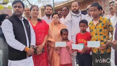 बिधूना: गोपियापुर में विधायक ने प्रतिनिधि मंडल के साथ पीड़ित परिवार के बच्चों को सौंपा सपा अध्यक्ष द्वारा भेजा गया सहायता चेक