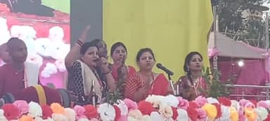 इस्कॉन परिवार का होली मिलन में खूब फूल की होली खेली गई।समारोह गांधी मैदान में आयोजित किया गया।