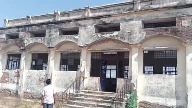 कोरांव: तहसील मुख्यालय पर बना अधिवक्ता भवन जर्जर, भवन निर्माण में घटिया सामग्री का आरोप