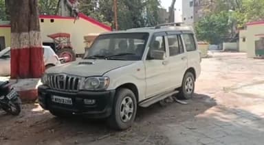 हमीरपुर: मुख्यालय स्थित नगर पालिका परिसर मे मिली लावारिस स्कार्पियो, पुलिस नें कब्जे मे ली