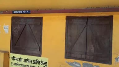 पूर्णिया पूर्व: जिलाधिकारी द्वारा 7 कर्मियों की संविदा खत्म किए जाने के बाद अंचल कार्यालय में नहीं खुले काउंटर, लोग हुए परेशान