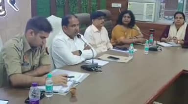 जौनपुर: कलेक्ट्रेट सभागार में जिलाधिकारी अनुज झा ने अधिकारियों के साथ विकास कार्यों को लेकर की समीक्षा बैठक