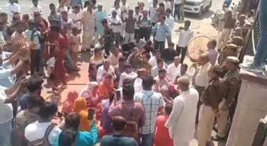 बाड़मेर: जिले में होली पर धारा 144 लागू किए जाने के विरोध में विभिन्न हिंदू संगठनों ने कलेक्ट्रेट के सामने किया प्रदर्शन