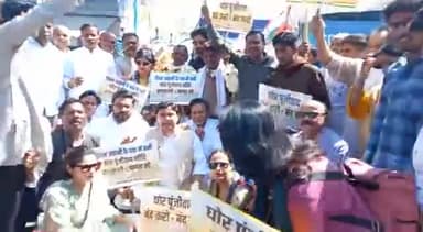 नवाबगंज: कांग्रेसियों ने कोतवाली नगर क्षेत्र के स्टेट बैंक के पास अडानी की नीतियों के खिलाफ किया विरोध-प्रदर्शन