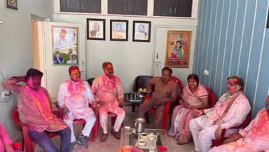 टोंक: सांसद निवास पर भाजपा कार्यकर्ताओं के साथ सांसद सुखबीर सिंह जौनापुरिया ने रंग-गुलाल लगाकर मनाया धुलंडी पर्व