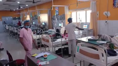 एटा: कोतवाली नगर स्थित मेडिकल कॉलेज की डायलिसिस यूनिट में पानी के अभाव में हो रही परेशानी
