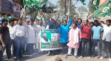फारबिसगंज: राजद कार्यकर्ताओं ने आज फारबिसगंज में केंद्र सरकार के खिलाफ किया प्रदर्शन, ईडी व सीबीआई का किया पुतला दहन