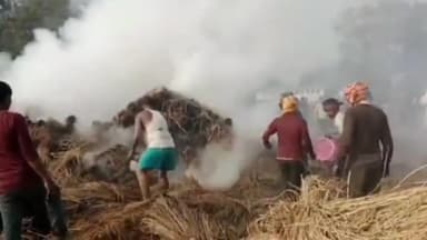 पालीगंज: रुकनपुरा गांव में धान के पुआल में आग लगने से हजारों रुपए का हुआ नुकसान