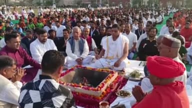 हरिद्वार: पतंजलि योगपीठ में होली के पर्व पर बसंती नवस्योष्टि होली उत्सव यज्ञ का किया गया आयोजन