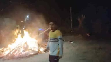 दरभंगा: दारु भट्टी चौक पर देर शाम होलिका दहन के बाद परिक्रमा करते नजर आए लोग