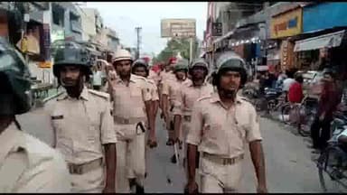 दरभंगा: जिले में पुलिस लाइन से टावर तक होली और शब ए बारात के मद्देनजर पुलिस ने किया फ्लैग मार्च