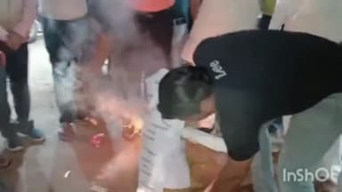 देवेंद्रनगर: मुख्य बाजार में कंफेडरेशन ऑफ ऑल इंडिया ट्रेडर्स ने ऑनलाइन शॉपिंग कंपनी का पुतला जलाकर किया विरोध