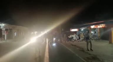 नवाबगंज: बाराबंकी में होली पर्व के दृष्टिगत पुलिस अधीक्षक ने पुलिस बल के साथ विभिन्न क्षेत्र में किया पैदल गश्त